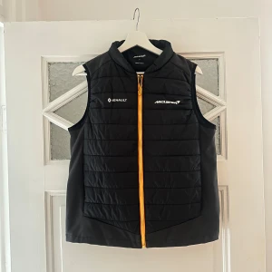 McLaren väst - Väst från McLaren F1. Storlek S (herr) Nypris ca 1000kr