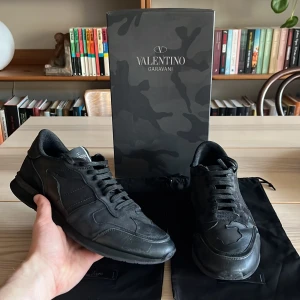 Valentino rockrunners - Tjena, säljer nu dessa riktigt feta Rockrunners👊Skor, dustbags och skolåda medföljer.👊Storlek: 45.👊äkthetsbevis finns👊Nypris: ca 6300kr.👊Hör av dig vid funderingar💯