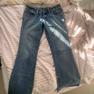 Miss sixty jeans - Low waist jeans från Miss sixty med raka ben. Svinsnygga men måste tyvärr sälja pga att de ej passar mig. Är slitna vid nedre byxbenet därav priset. Säljer flera jeans, kolla in dem!!!
