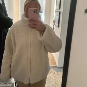  Teddy jacka - Säljer denna Teddy jacka då jag tyckte den var lite för stor på mig, är 158cm och tror jag var för kort för den jackan🤍köptes här på plick men är från new Yorker.