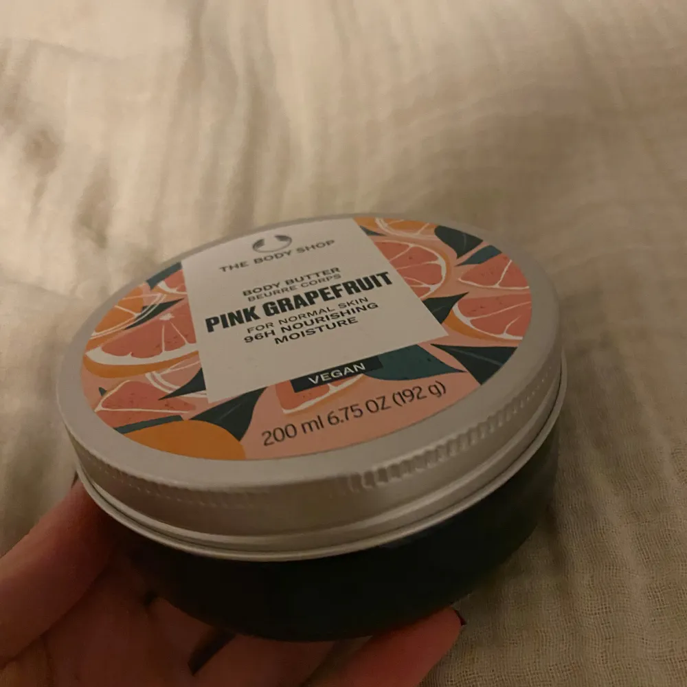 Body butter pink Grape fruit 200ml från the body shop, helt oanvänd och nyköpt för 215kr. Säljer eftersom min kropp reagerar på parfymprosukter så kan ej använda. . Skönhet.