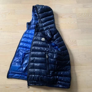 Moncler väst - Storlek 3, passar S-M. Väldigt bra skick, sparsamt använd.