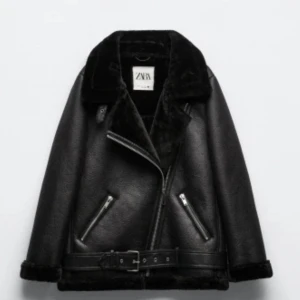 Läder jacka med päls inuti från Zara  - Super bra skick, bara använt fåtal gånger  Storlek M Varm vinterjacka   