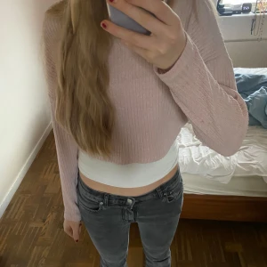 Rosa tröja  - Fin rosa tröja. Sitter som XS, men är ganska bred i passformen. Går att ha linne under.