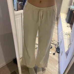 Linnebyxor - Varan är i storlek S och i bra skick . Inga upptrampade sömmar eller liknande. Byxorna är ganska små i storleken så även någon ii storlek XS skulle kunna köpa dom