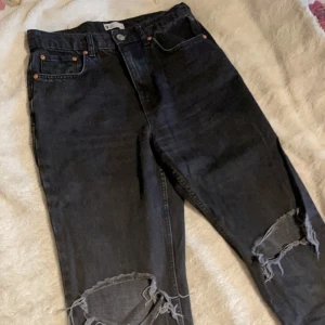 Svarta jeans  - Knappt använda jeans, säljer på grund av att det inte är min stil längre, bra skick💕