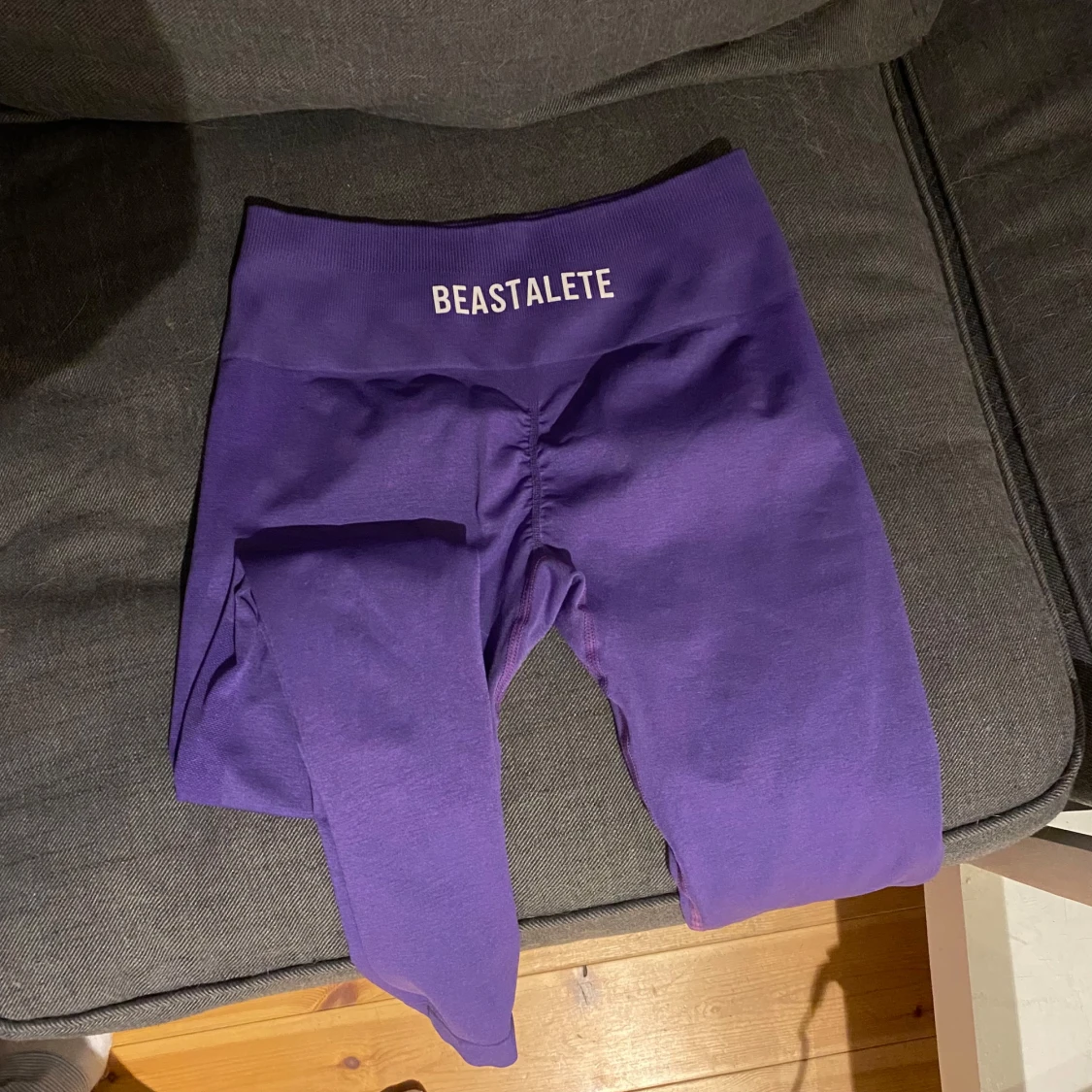 Lila träningstights med scrunch