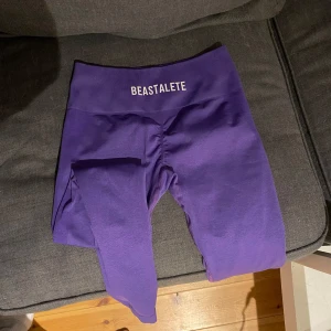 Lila träningstights med scrunch - Lila träningstights med scrunch från Beastalete. Storlek M & true to size. Jättefint skick. Supersköna & formar rumpan bra.