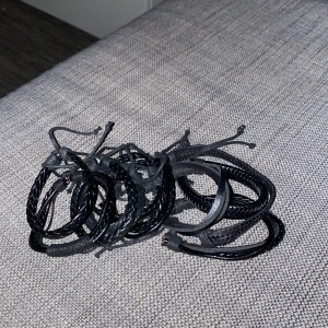 10 Stycken passande armband - Det stämmer 10 armband för det billiga priset av 159kr. Jag köpte dessa utomlands och de passar ihop. Man kan bära de enskilt eller ihop. De flesta går att spänna åt, därmed passar alla. Väldigt fina och en väldigt bra deal!