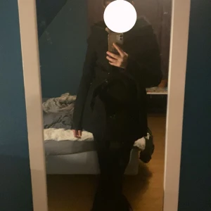 Svart kappa - En svart kappa från New yorker i storleken 36. Perfekt under hösten och vintern. Kappan är knappt använd och är i väldigt bra sikt. 