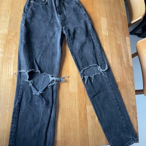 Högmidjade raka jeans - Svarta högmidjade raka jeans ifrån ginatricot i nyskick.