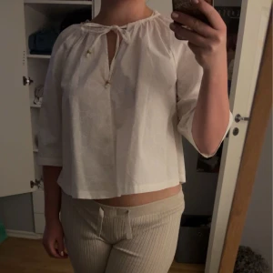 Vit blus - Säljer min vita fina blus med prislappen kvar då den ej kommit till användning🤗original pris: 280 kr ung (26 euro)