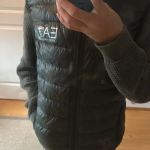 Armani väst grön - Storlek 152-158. Ny skick. Äkta! Jag köpte den på boozt för 1500 ,jag köpte den för runt ett år sedan. 