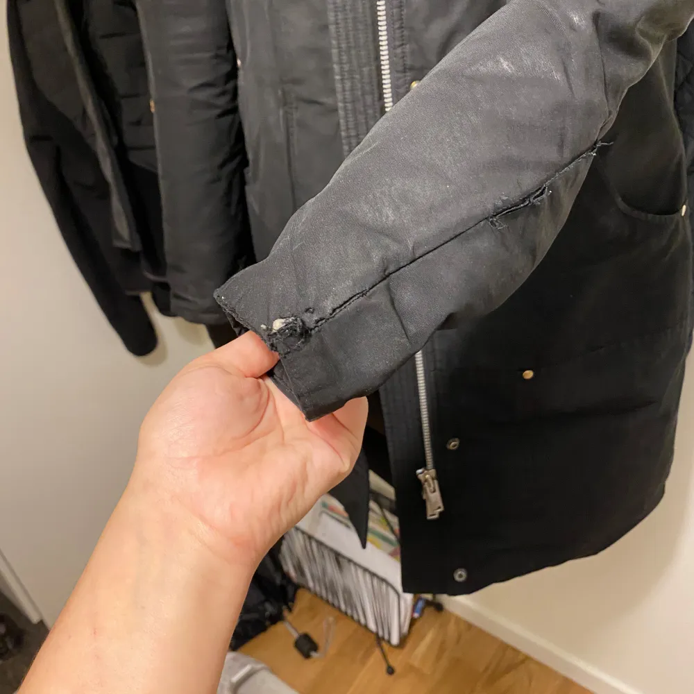 Använd i 2 vintrar, nypris 12.000. Allting är som nytt förutom vid ärmarna små slitage men det syns inte i vanligt ljus (har blixt på bilderna) . Takit.
