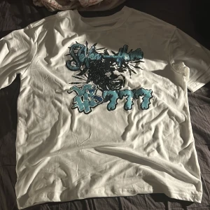 T-shirt  - Vit T-shirt med cool bild tryck i färgen ljus blå🩵Den är oanvänd 