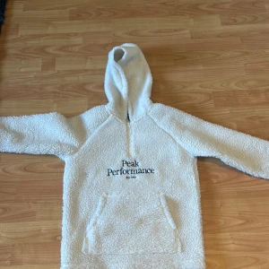 Peak performance hoddie  - Jätte mysigt hoddie som är varm och skön lite nopprig vid armen och längs ner men annars jätte fin 