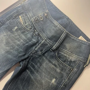 Snygga Diesel jeans - Säljer dessa otroligt snygga och coola jeansen från Diesel! De är i väldigt bra skick, men är tyvärr för små för mig. 