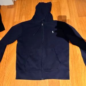 Ralph lauren zip - Säljer min Ralph lauren zip då den är för liten.  9/10 skick