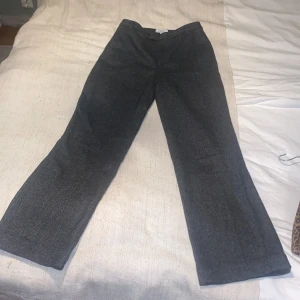 Kostymbyxor från &other stories - Fina grå kostymbyxor från & other stories❣️ Sparsamt använda, nyskick🎀 Kan skickas samt mötas upp 🪩 Nypris: 890kr