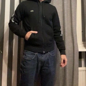 ❗️PRIS KAN DISKUTERAS❗️Lacoste zip storlek S 450kr - En skön och stilren Lacoste zip-up hoodie storlek S