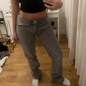 Straight midwaist jeans - Straight midwaist jeans i storlek S, från lager 157, använda endast 2 gång. Nypris 400