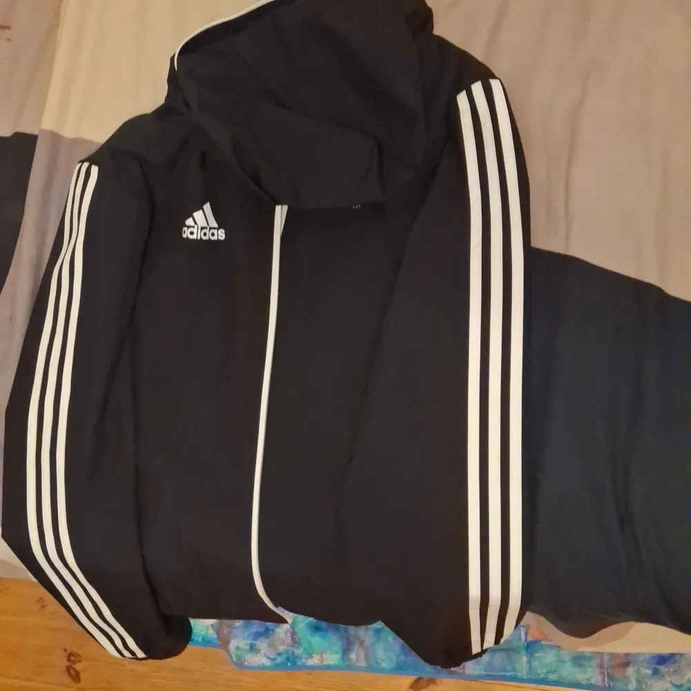 Adidas regn jacka med zip för att öppna och stänga . Jackor.