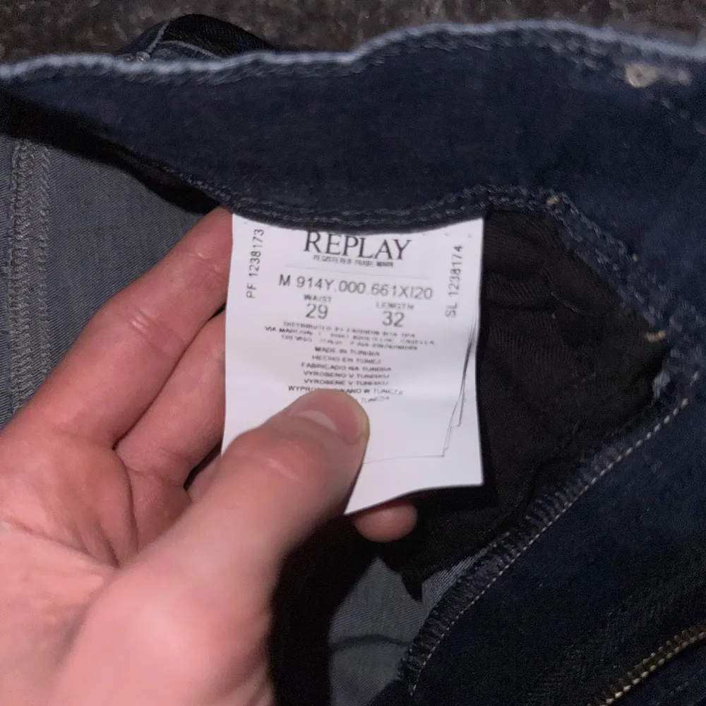 Säljer mina as feta Replay jeans i modellen anbass/slim fit i storlek 29/32. Skick: 10/10 inga skavanker. Nypris: 1600 | Säljer dom nu för bara 799kr. Vid fler frågor skriv dm! Fraktar via postnord.. Jeans & Byxor.