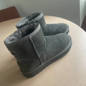 ”Uggs” skor - Liknande uggs  Använda men i fint skick!! 💓 är impregnerade så stöter bort fukt  Passar 39-40
