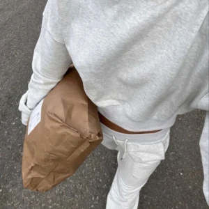 Grå hoodie - Superfin cropad hoodie från Cubus, knappt använd så inga defekter!! Lånad bild men den ser likadan ut, färgen är dock lite mörkare🥰