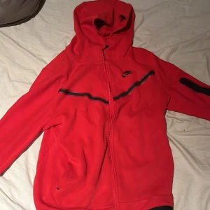 Nike tech  - Säljer denna för den inte kommer till andvädning  priset kan diskuteras 