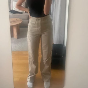 Beiga jeans  - Beige/bruna jeans, tunnare material som lägger sig fint och framhäver former 