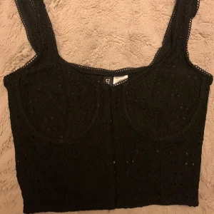 Topp - En snygg svart topp med fina detaljer🩷💞