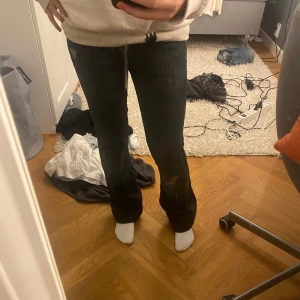 Lågmidjade bootcut jeans  - Jättesnygga svarta jeans från 7 For All Mankind.  Midjemått är 70. Innerbenslängd är 72 💓