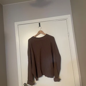 Brun stickat tröja - .