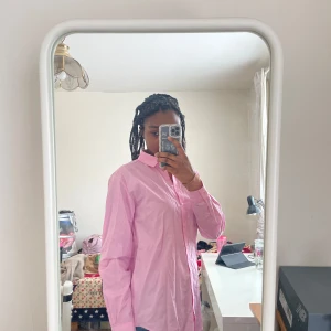 En ljus rosa skjorta  - Jag använde bara en gång. Den är inte helt strykat.