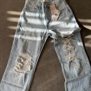 Jeans - Helt nya & oanvända. Tyvärr för små för mig!  Nypris : 499 kr