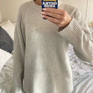Grå tröja  - Säljer denna as sköna tröjan eftersom att den inte kommer till användning längre💓kan diskutera pris.
