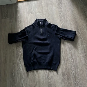 Polo Ralph lauren zip  - Säljer min polo zip tröja för att den är för liten. Andvänd 1 gång så väldigt bra skick. Väldigt snyggt att ha nu under hösten 🍂🍁fråga frågor vid minsta bekymmer ✌️
