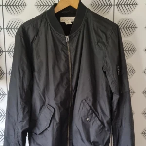Bomberjacka, H&M  - Bomberjacka stl small/170 cm från H&M. Sparsamt använd.