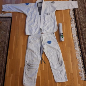 Bjj gi (brasiliansk jiu jitsu) - Hej! Jag säljer min bjj gi för att jag har slutat på kampsporten och har ingen nytta av den. Använt skick men inget har gått sönder på den. Storlek A2.   