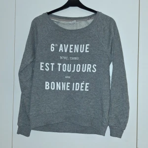 Grå Tröja - Tröja med tryck 