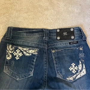 Miss me  - Intresskoll på mina miss me jeans💞💞💞 modellen är straight men mer åt boot cut hållet💞💞💞