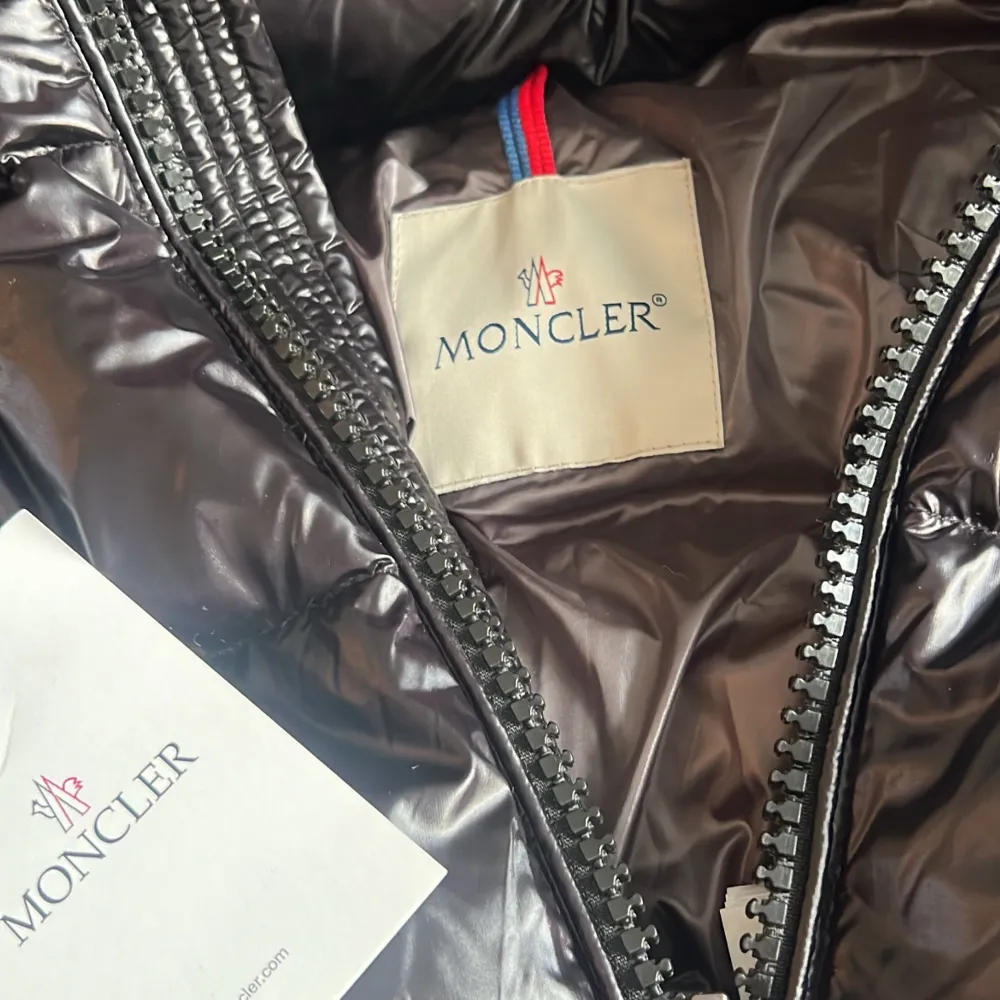 Tja! Säljer nu denna 100% äkta Moncler maya jacka, den är endast använd ett fåtal gånger (skick 10/10) Nypriset ligger på 18 000, och säljer den nu för 4799!Vid frågor/funderingar tveka inte att höra av dig. Jackor.