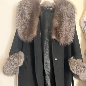 Pälskappa  - Kappa ifrån sayram i stl 42 ganska bra skick då den använts 2 gånger. Priset ligger på 2500kr då den knappt använts men jag är öppen för mindre belopp.