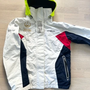 Henry Lloyd Seglarjacka - Henry Lloyd seglarjacka från BMW goldcup, storlek 4 ( skulle tro det är en M).  Använt enbart få ggr. 