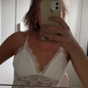 Vit spets topp - Jättefin topp som är köpt second hand! Säljer för att den tyvärr ej kommer till användning 