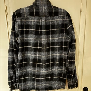 Flanellskjorta  - Riktigt snygg flanellskjorta från LINDBERGH. Slim fit. 10/10 skick. Sitter riktigt snyggt och perfekt inför vintern. Skriv för fler bilder eller frågor! 