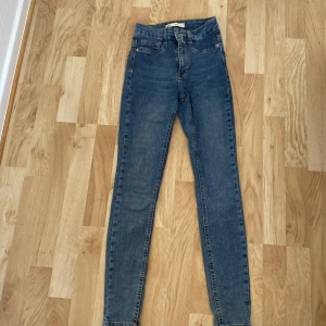 Mörk blåa jeans  - Mörk blåa skinny jeans, i väldigt bra skick med prislapp o allt. 