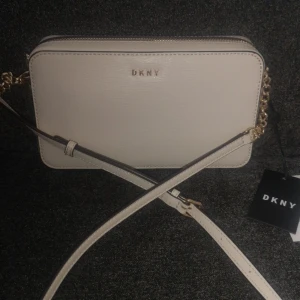 DKNY axelremsväska  - Aldrig använd. Äkta DKNY väska. 