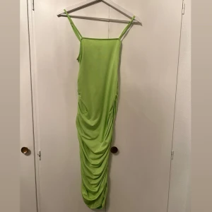 Neon grön klänning  - Storlek S, Skönt och luftigt material, töjbar som sitter tajt.